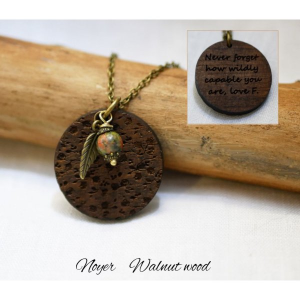 Pendentif en bois gravé avec breloques à personnaliser