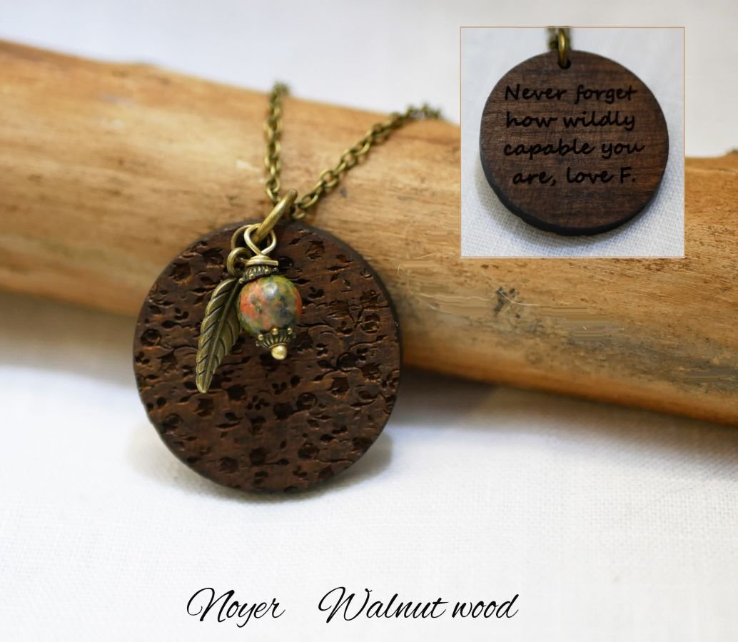 Pendentif en bois gravé avec breloques à personnaliser