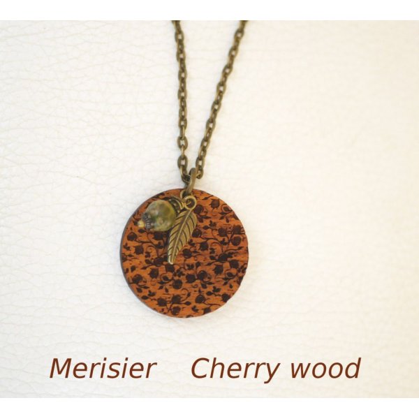 Pendentif en bois gravé avec breloques à personnaliser