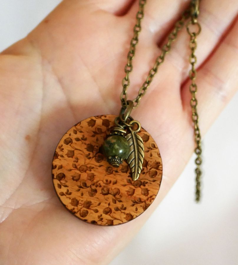 Pendentif en bois gravé avec breloques à personnaliser