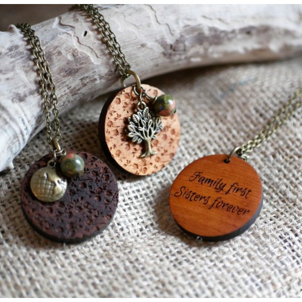 Pendentif en bois gravé avec breloques à personnaliser