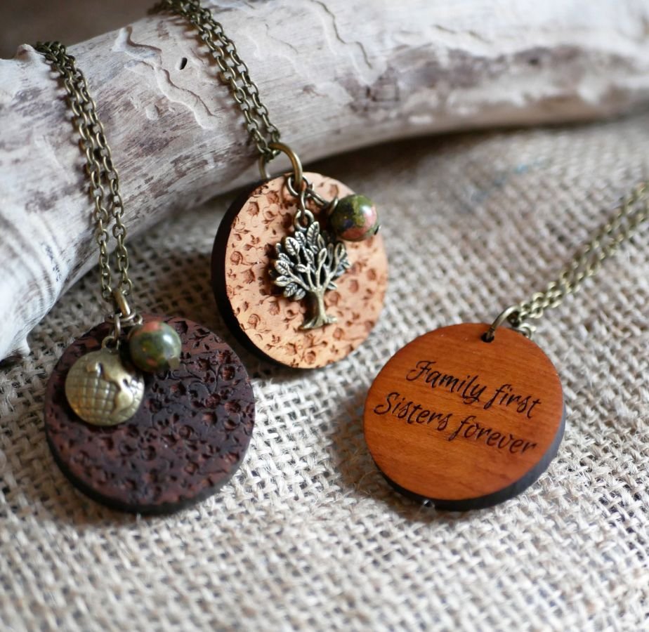 Pendentif en bois gravé avec breloques à personnaliser