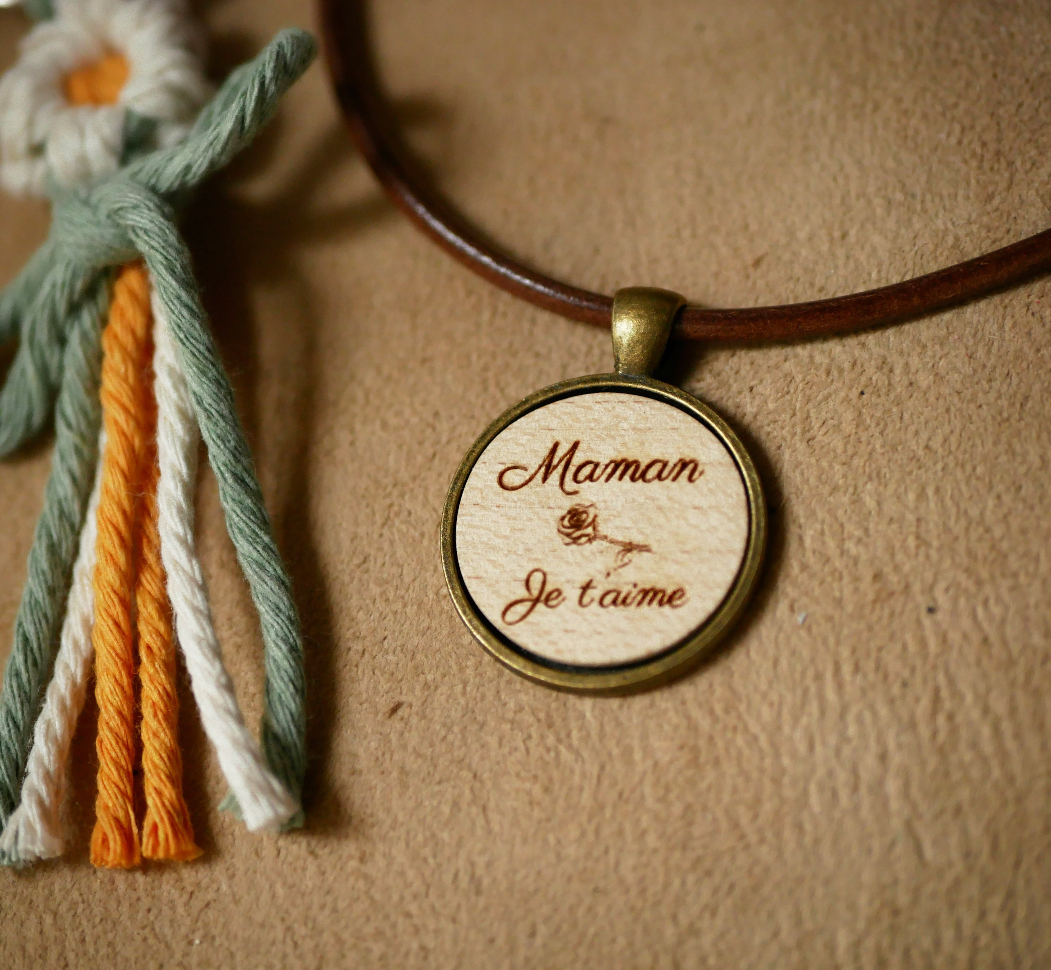 Pendentif en bois gravé sur collier en cuir européen à personnaliser 