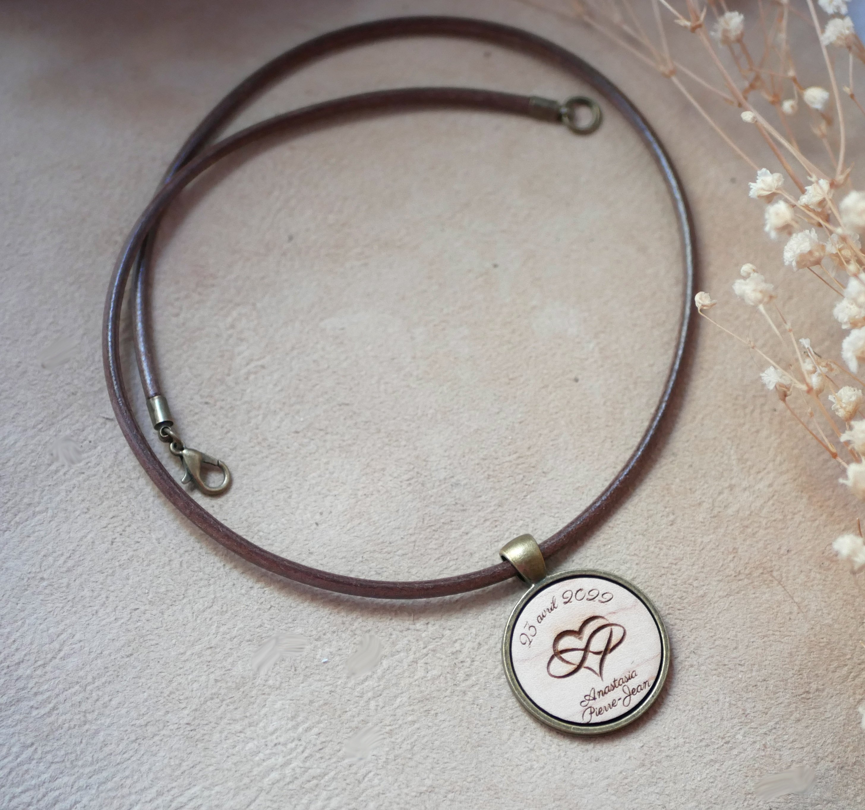 Pendentif en bois grav&eacute; sur collier en cuir europ&eacute;en &agrave; personnaliser 