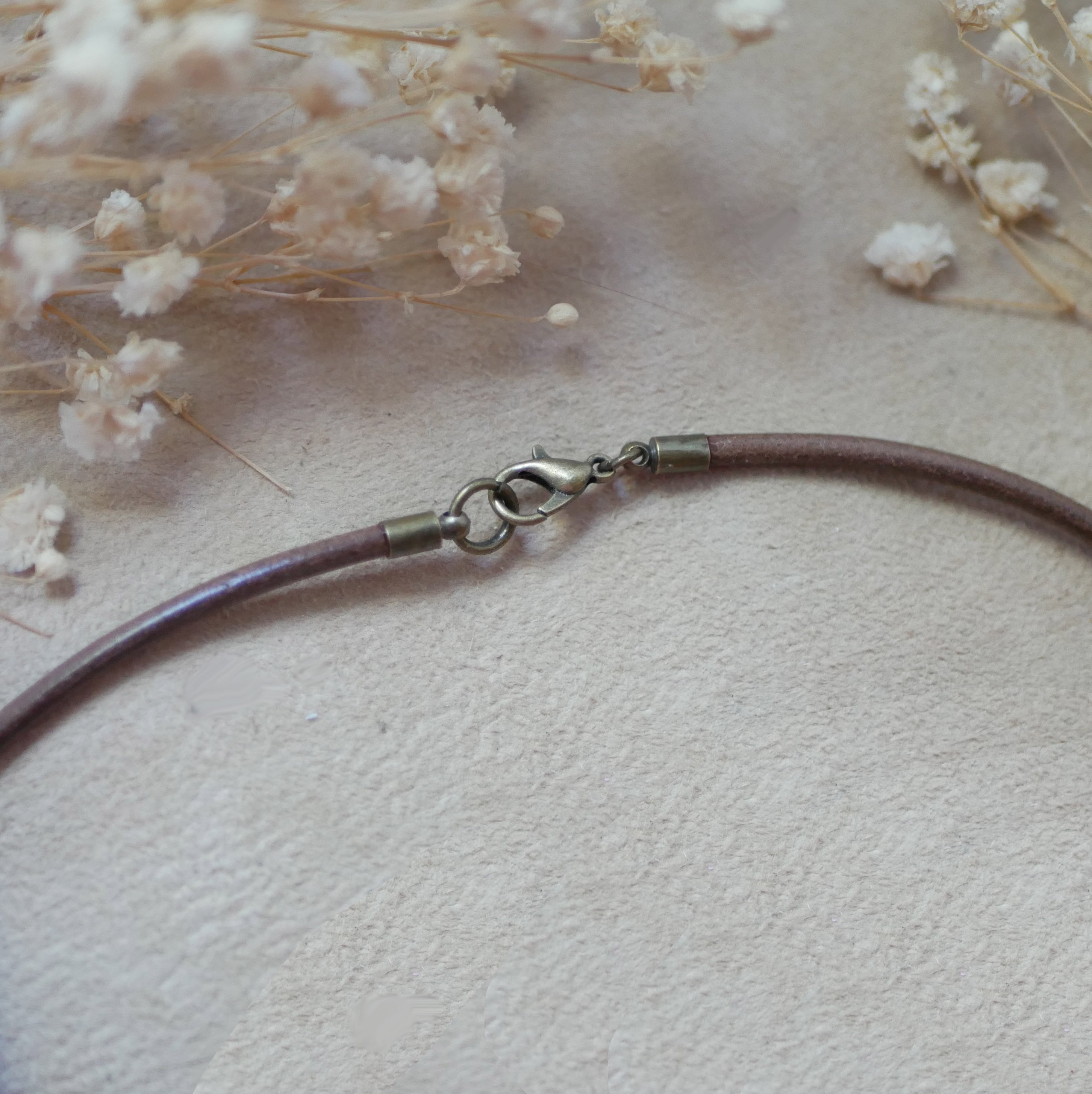 Pendentif en bois grav&eacute; sur collier en cuir europ&eacute;en &agrave; personnaliser 