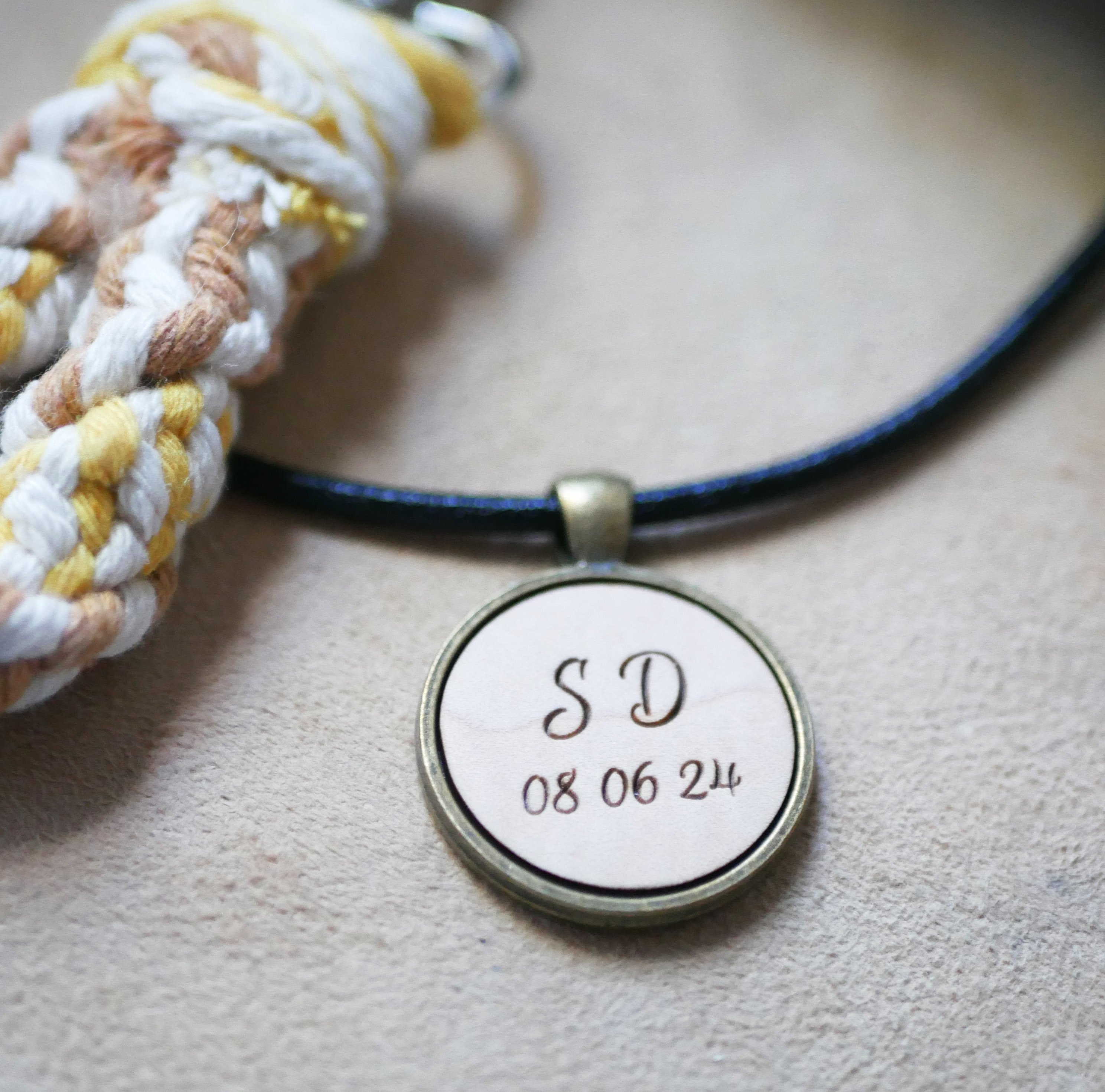 Pendentif en bois grav&eacute; sur collier en cuir europ&eacute;en &agrave; personnaliser 