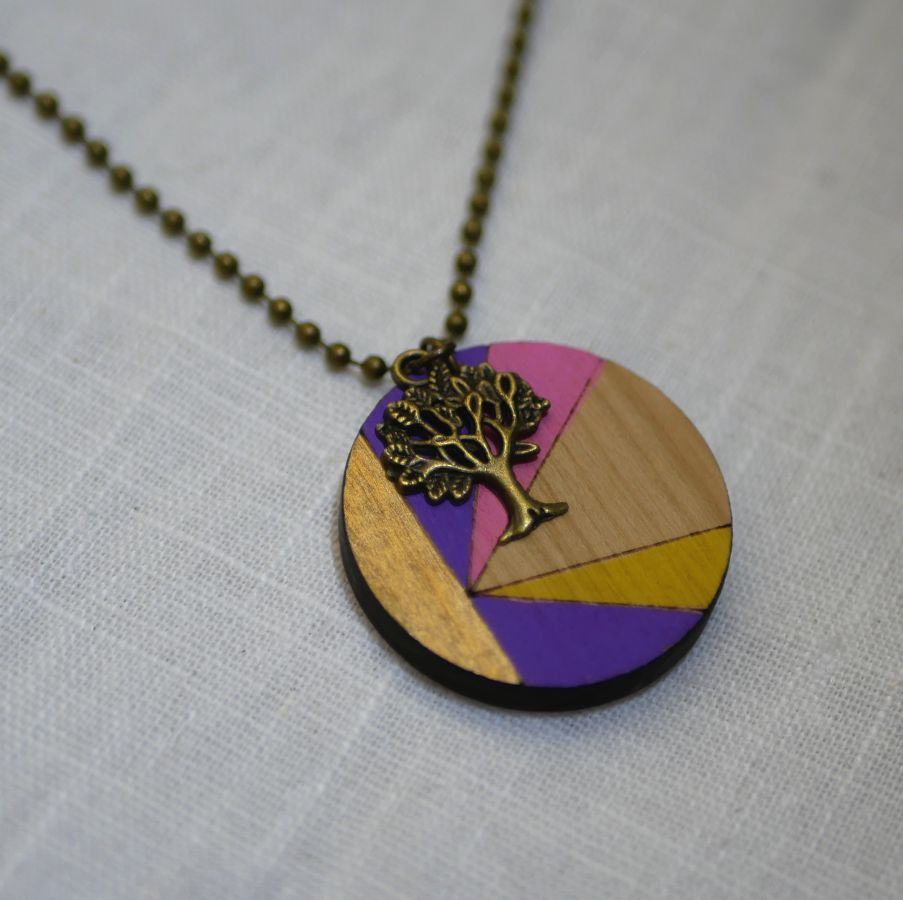 Pendentif en bois peint en couleurs avec breloque bronze vielli à personnaliser