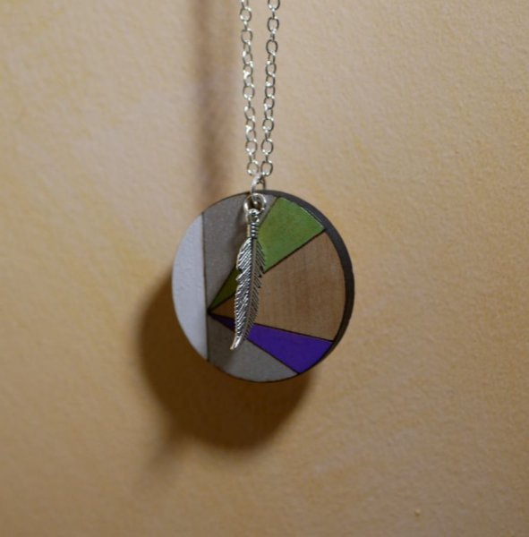 Pendentif en bois peint en couleurs sur cha&icirc;ne argent&eacute;e &agrave; personnaliser