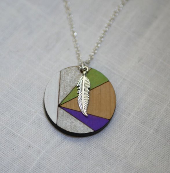 Pendentif en bois peint en couleurs sur cha&icirc;ne argent&eacute;e &agrave; personnaliser
