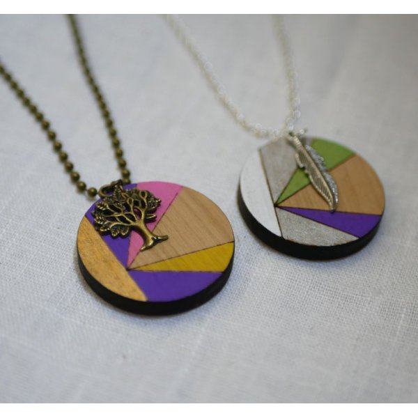 Pendentif en bois peint en couleurs avec breloque bronze vielli &agrave; personnaliser