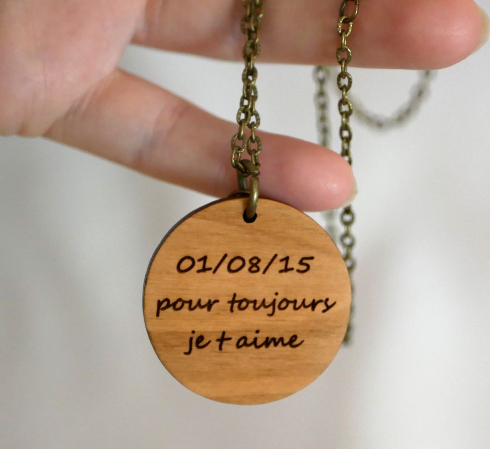 Pendentif en bois peint en couleurs sur chaîne argentée à personnaliser