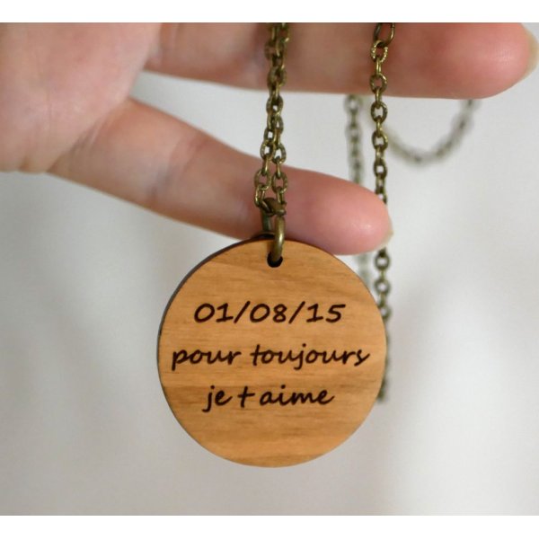 Pendentif en bois peint en couleurs sur cha&icirc;ne argent&eacute;e &agrave; personnaliser