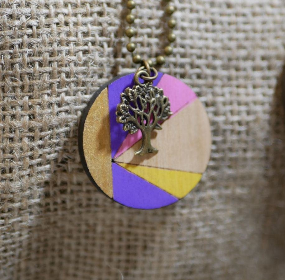 Pendentif en bois peint en couleurs avec breloque bronze vielli à personnaliser