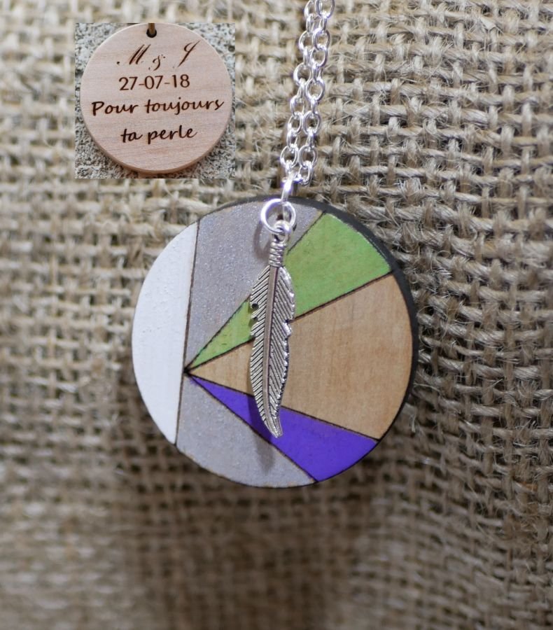 Pendentif en bois peint en couleurs sur chaîne argentée à personnaliser