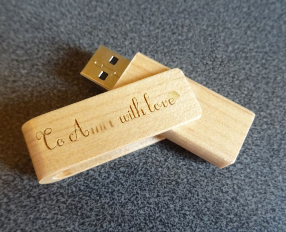 Petite clé USB en bois  à personnaliser par gravure