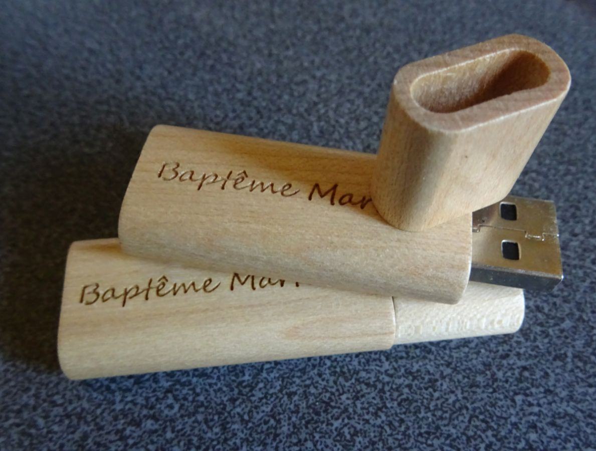 Petite clé USB en bois brut gravée à personnaliser