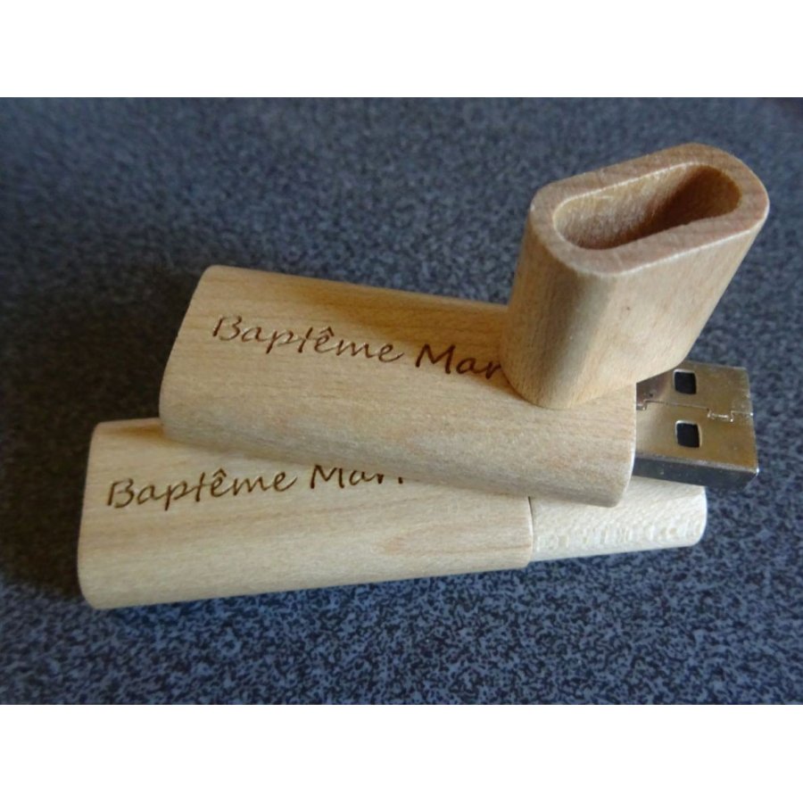 Petite clé USB en bois brut gravée à personnaliser