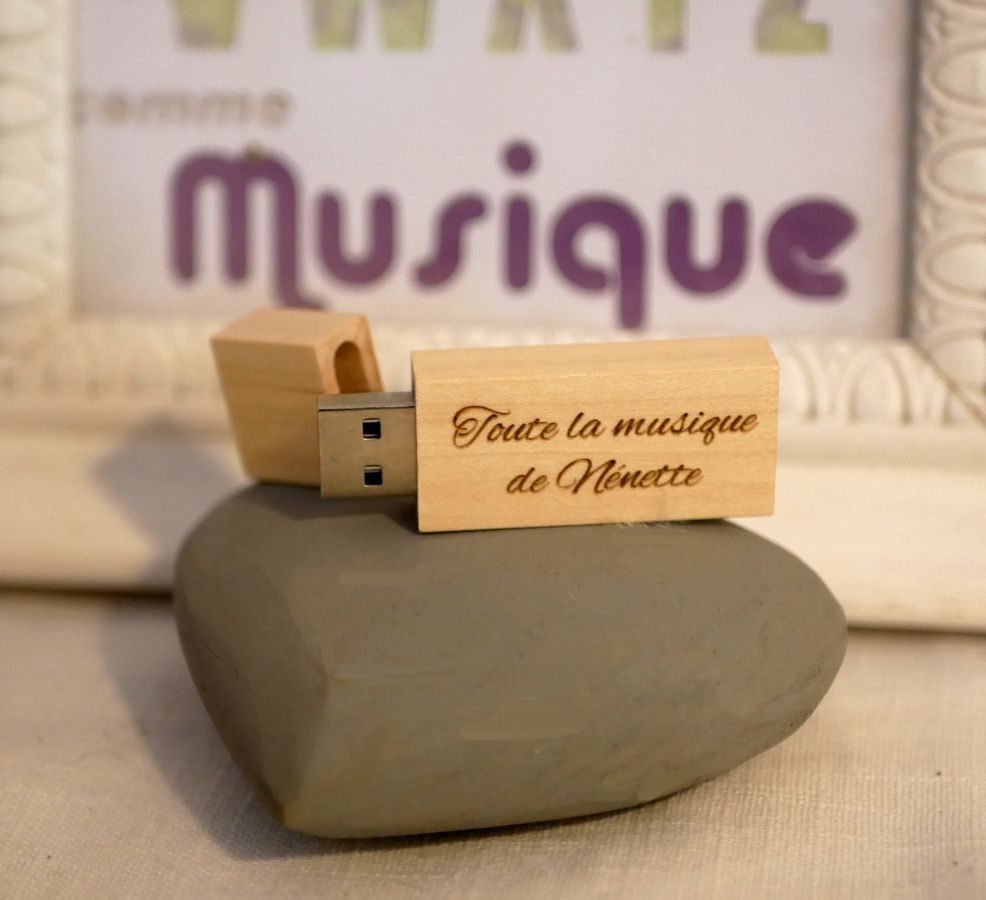 Petite clé USB en bois clair gravé à personnaliser 32Go 2.0