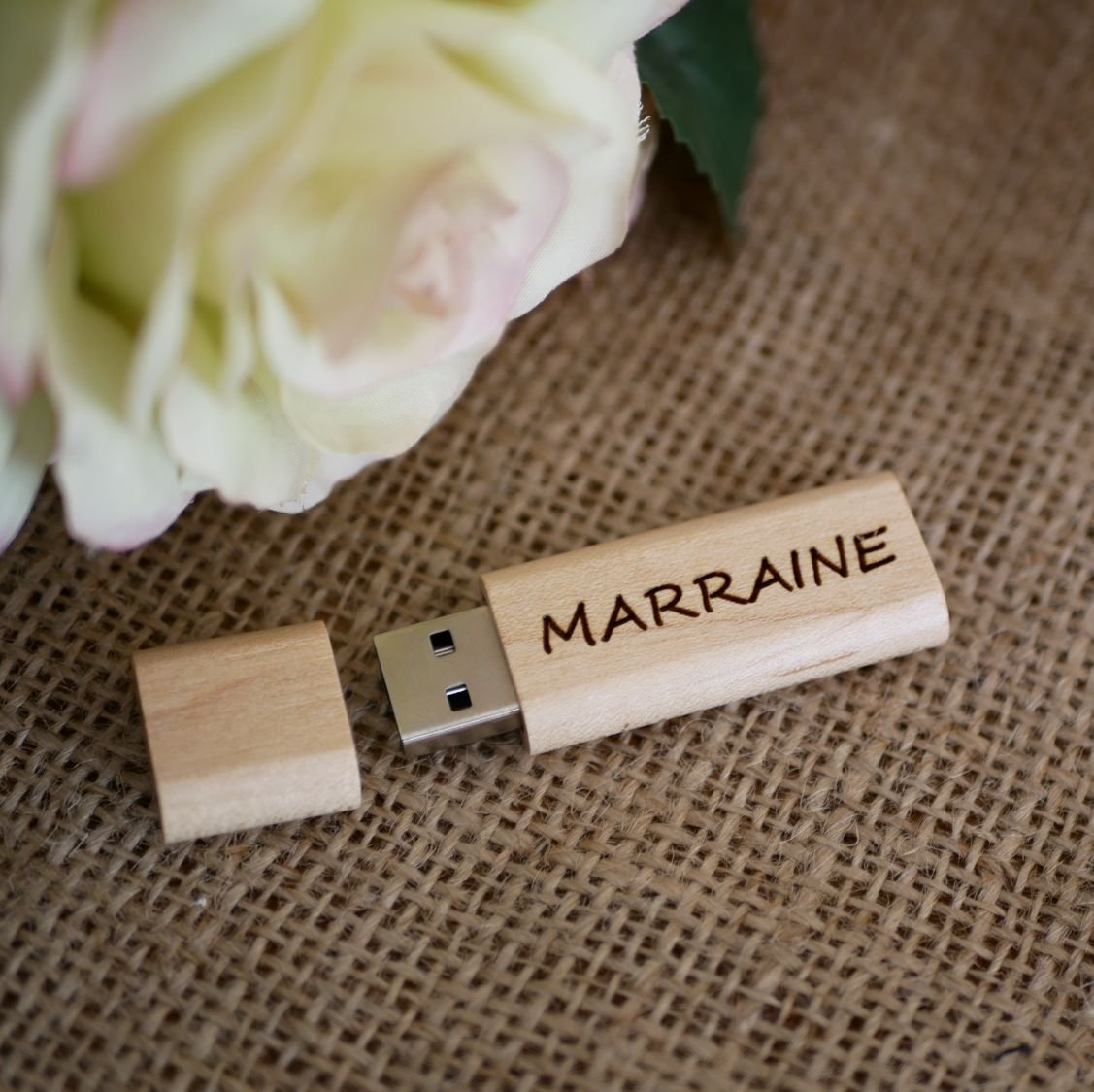 Petite clé USB en bois brut gravée à personnaliser