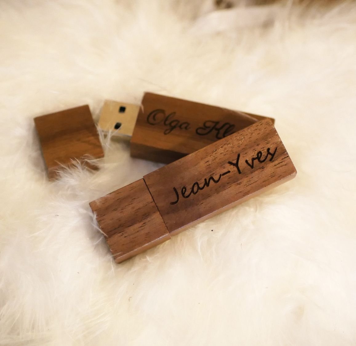 Petite clé USB en bois Noyer gravée à personnaliser