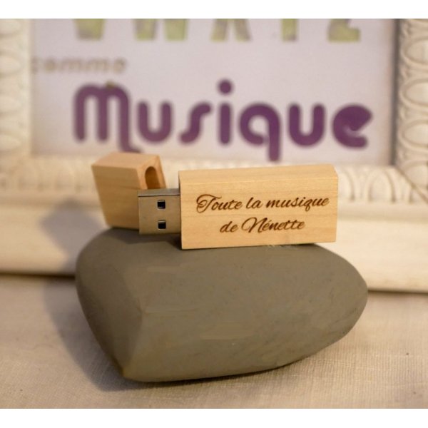 Petite clé USB 16 Go en bois clair gravé à personnaliser pour un cadeau unique