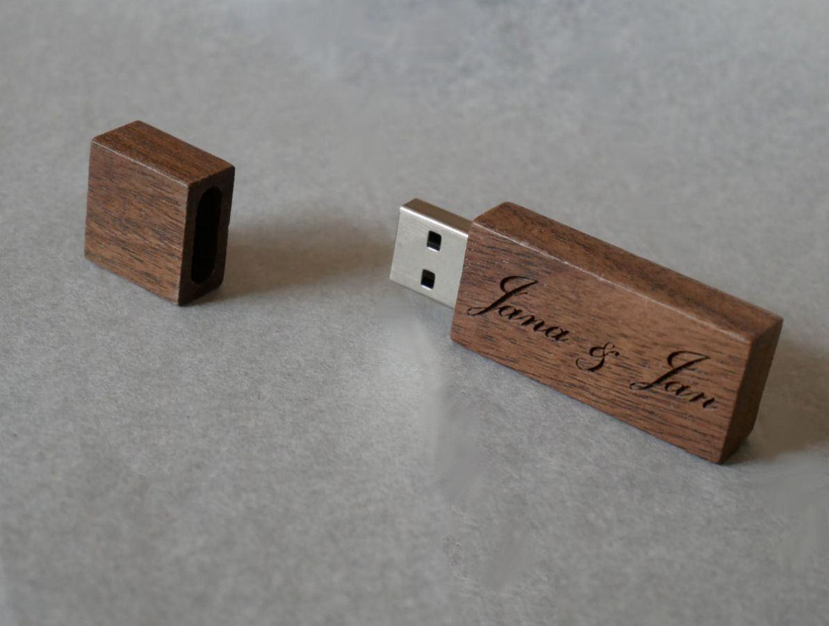 Petite clé USB en bois Noyer gravée à personnaliser