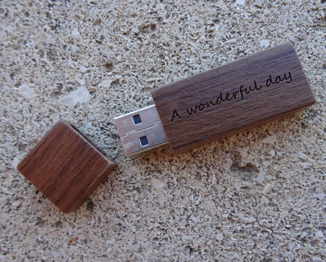 Petite clé USB en bois Noyer gravée à personnaliser