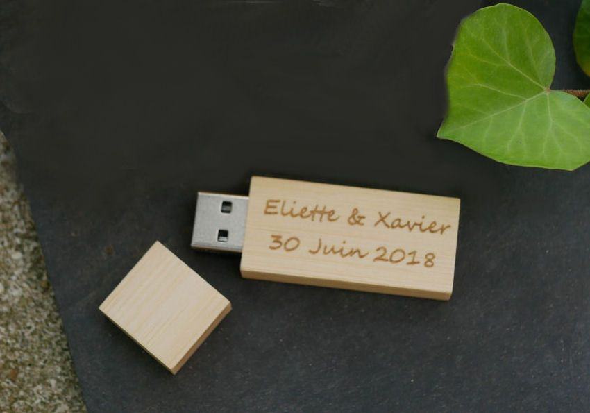 Petite clé USB 16 Go en bois clair gravé à personnaliser pour un cadeau unique