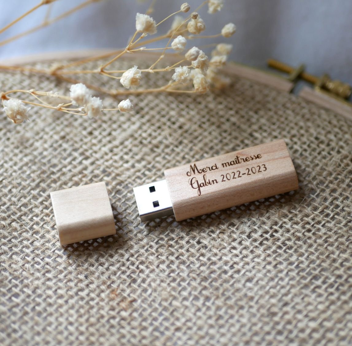 Petite clé USB en bois brut gravée à personnaliser