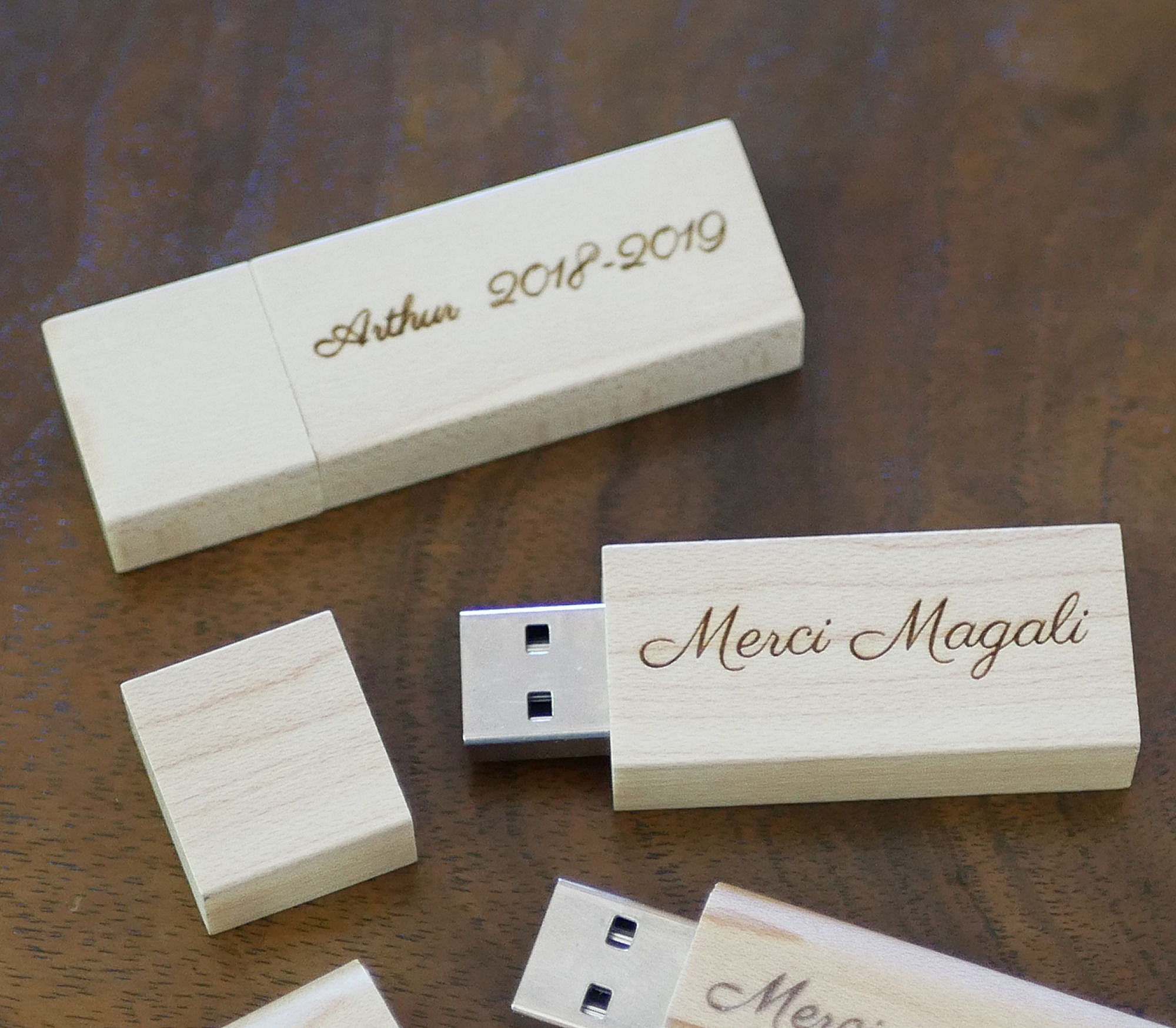 Clés USB en bois clair personnalisées avec gravure laser.