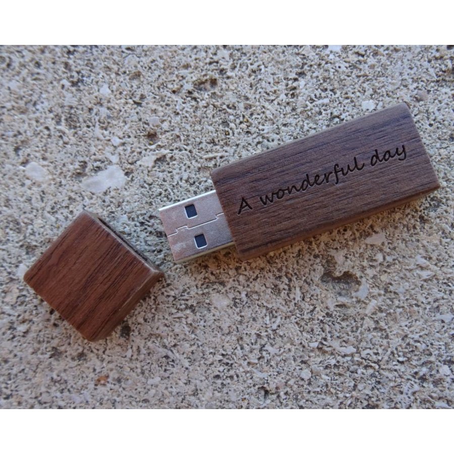 Petite clé USB en bois Noyer gravée à personnaliser