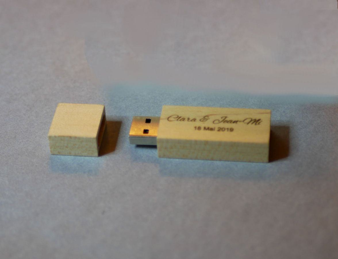 Petite clé USB en bois clair gravé à personnaliser pour un cadeau unique