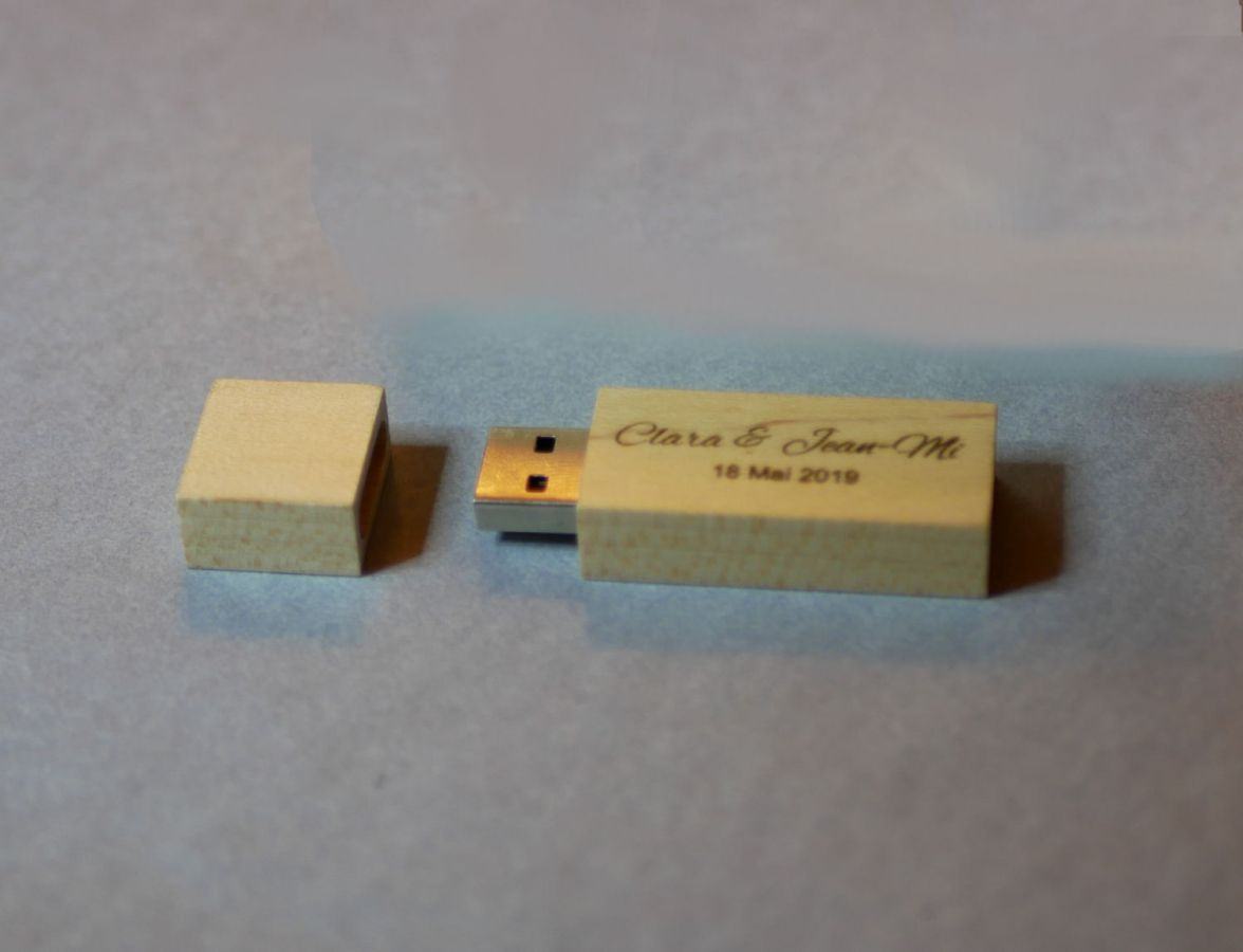 Petite clé USB 16 Go en bois clair gravé à personnaliser pour un cadeau unique