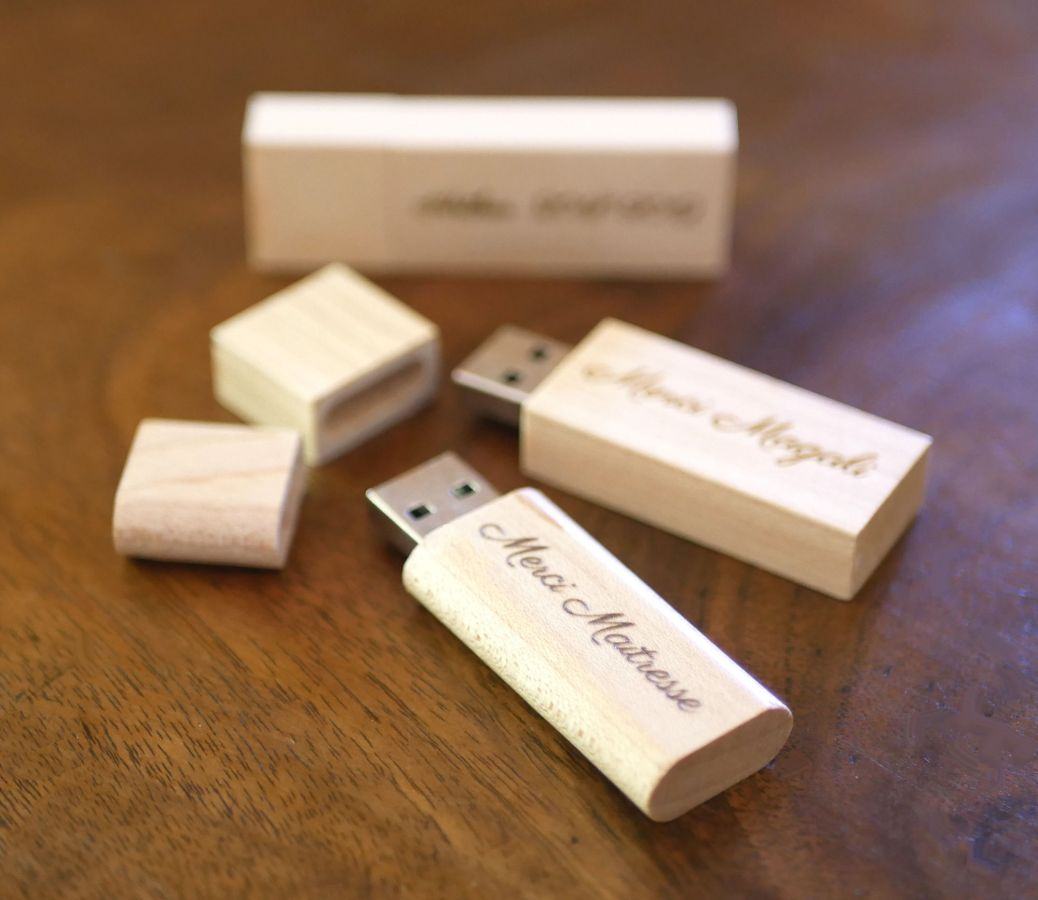 Petite clé USB en bois clair gravé à personnaliser 32Go 2.0