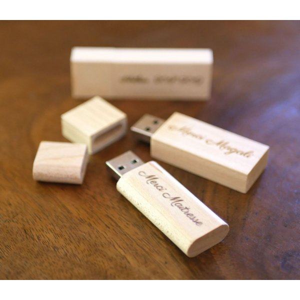 Petite clé USB 16 Go en bois clair gravé à personnaliser pour un cadeau unique