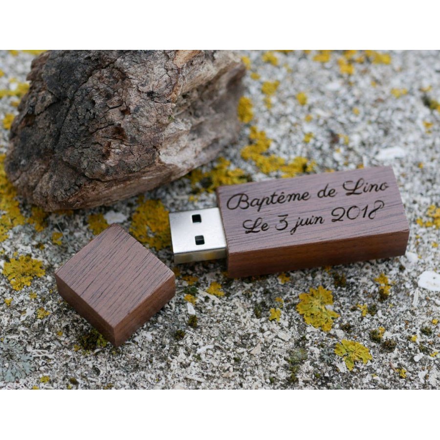 Petite clé USB en bois Noyer gravée à personnaliser