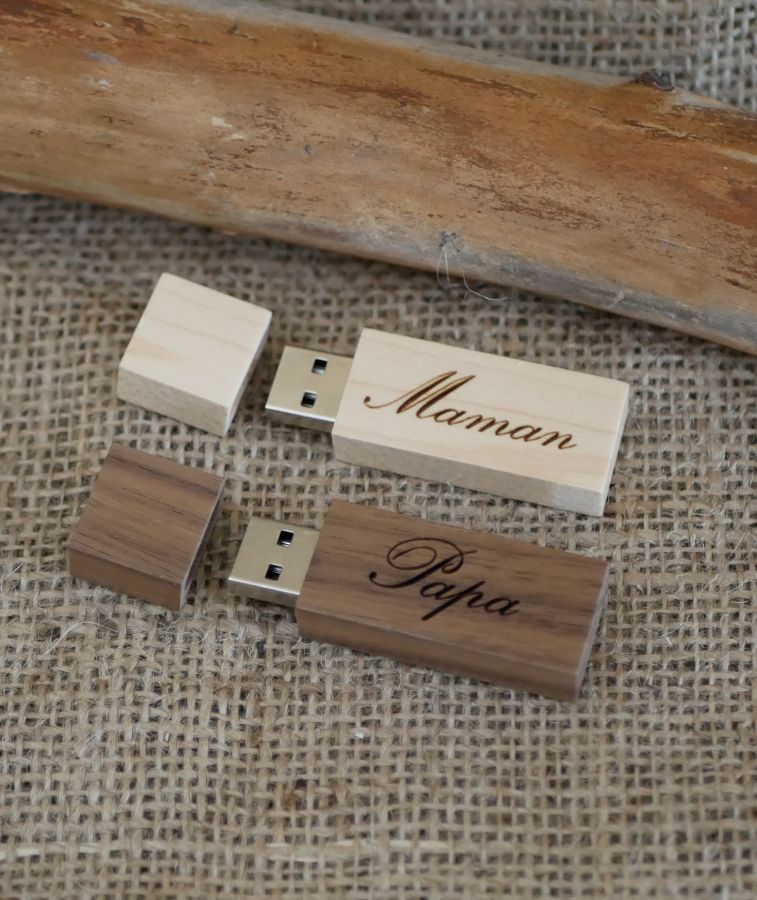 Petite clé USB 16 Go en bois clair gravé à personnaliser pour un cadeau unique