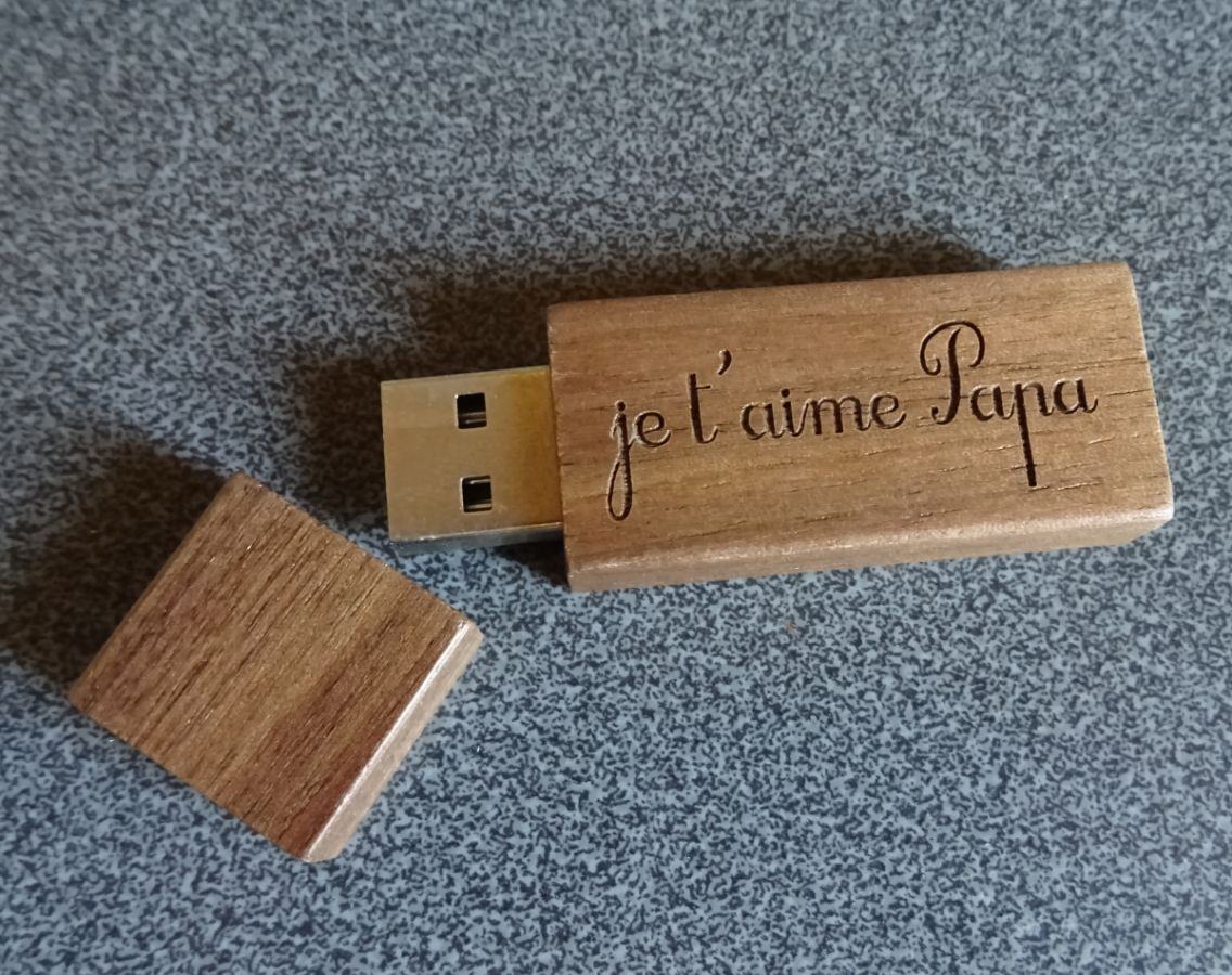 Petite clé USB en bois Noyer gravée à personnaliser