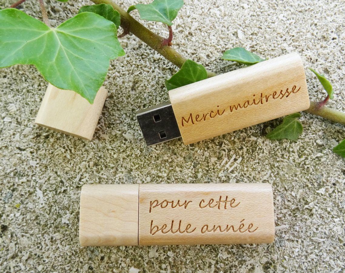 Petite clé USB en bois brut gravée à personnaliser