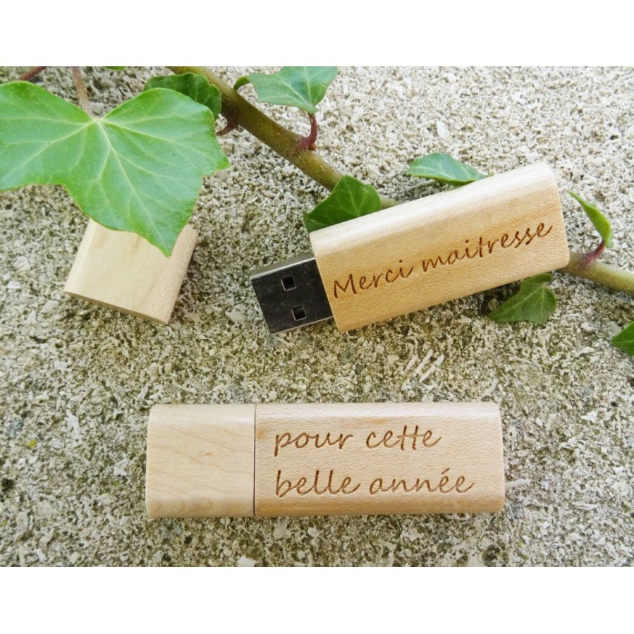 Petite clé USB en bois brut gravée à personnaliser