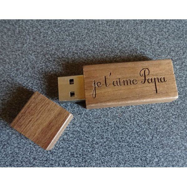 Petite clé USB en bois Noyer gravée à personnaliser