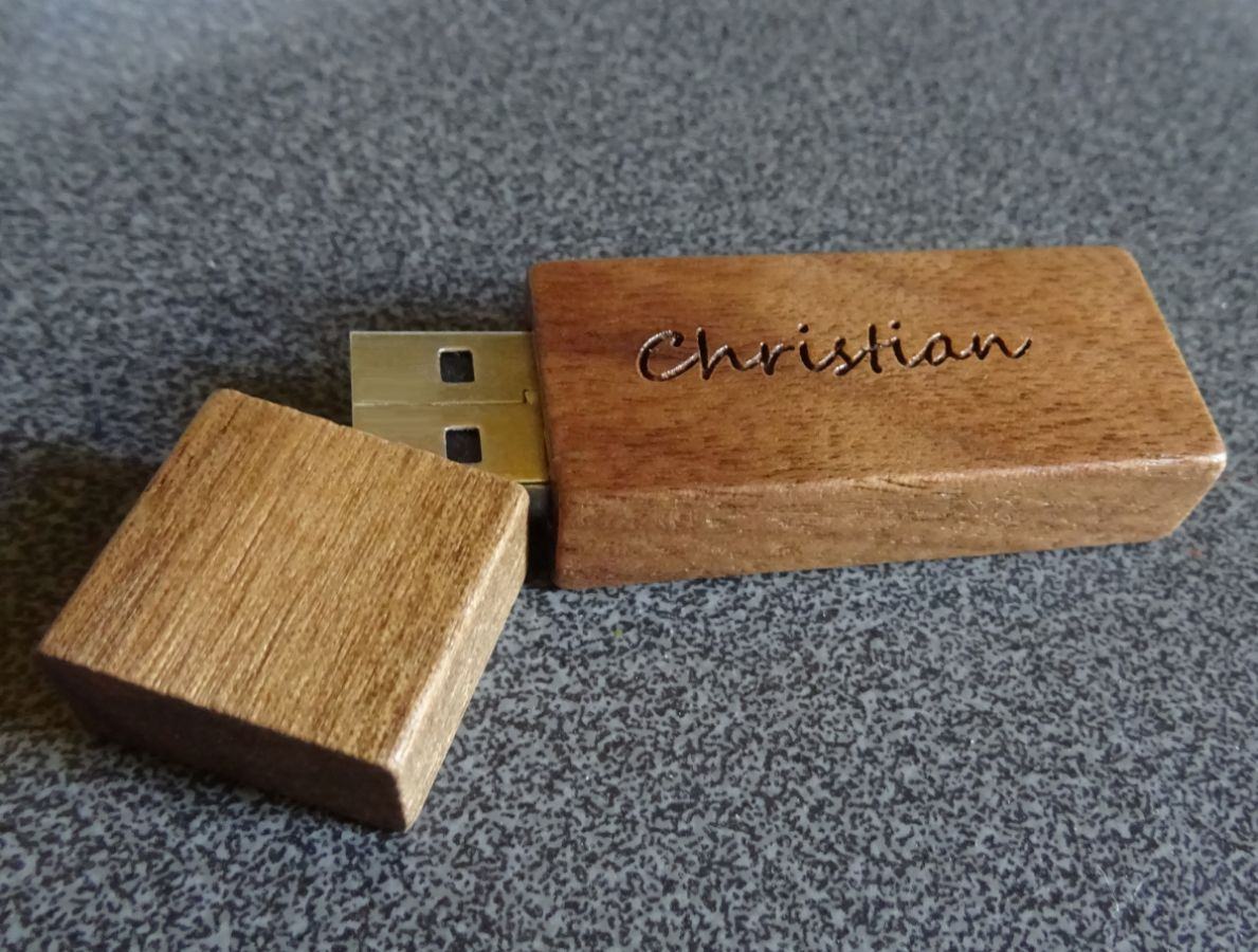 Petite clé USB en bois Noyer gravée à personnaliser