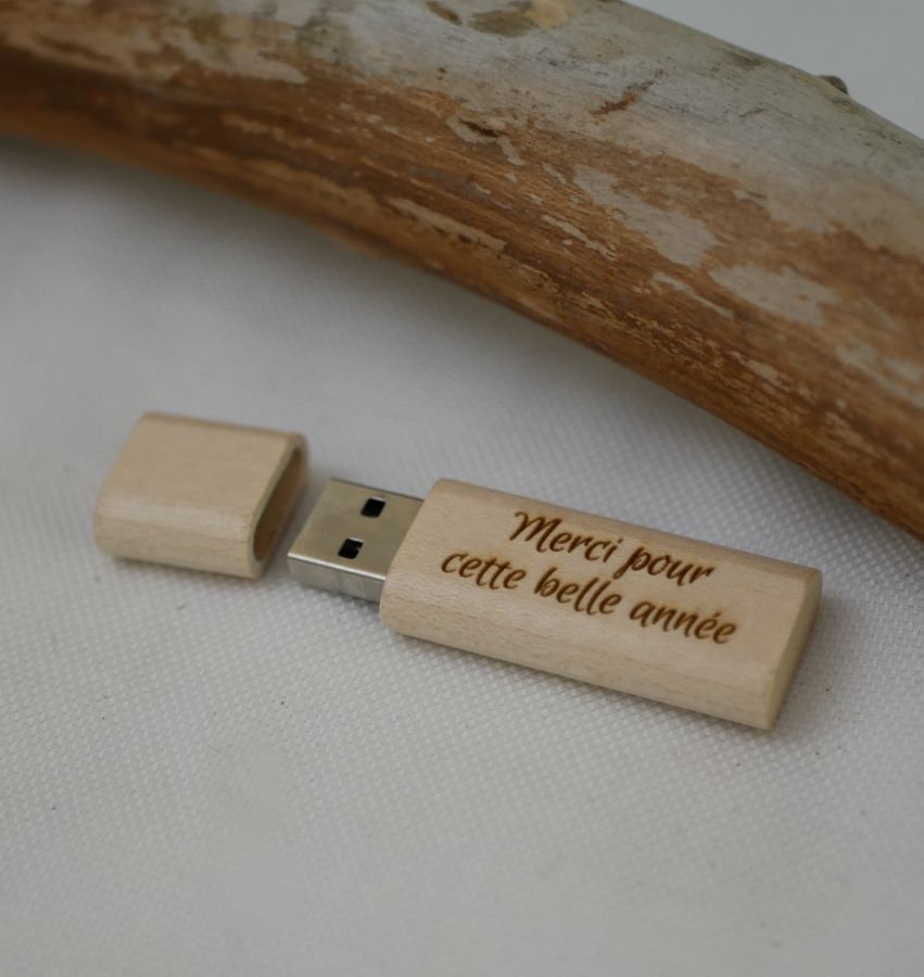 Petite clé USB en bois brut gravée à personnaliser