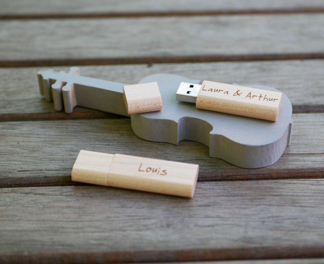 Petite clé USB en bois brut gravée à personnaliser