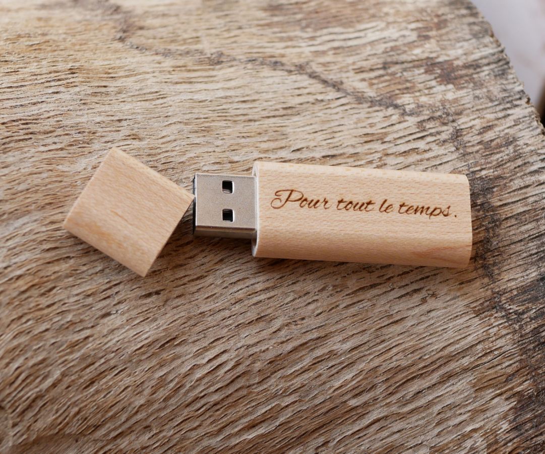 Petite clé USB en bois brut gravée à personnaliser