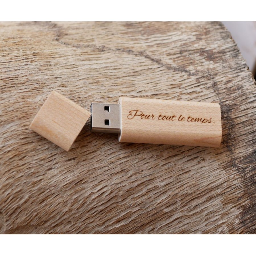 Petite clé USB en bois brut gravée à personnaliser