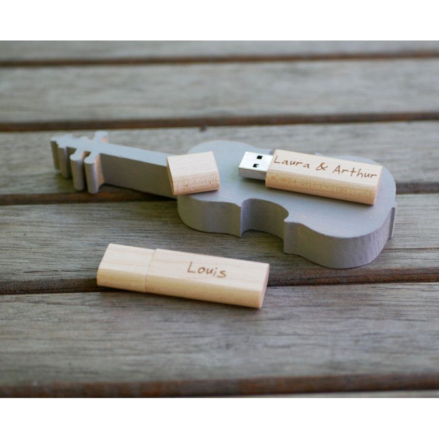 Petite clé USB en bois brut gravée à personnaliser