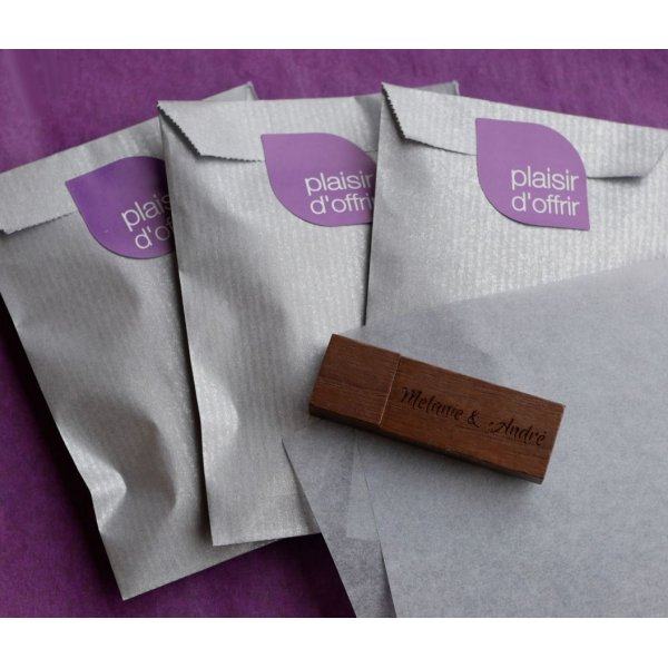 Petite clé USB en bois Noyer gravée à personnaliser
