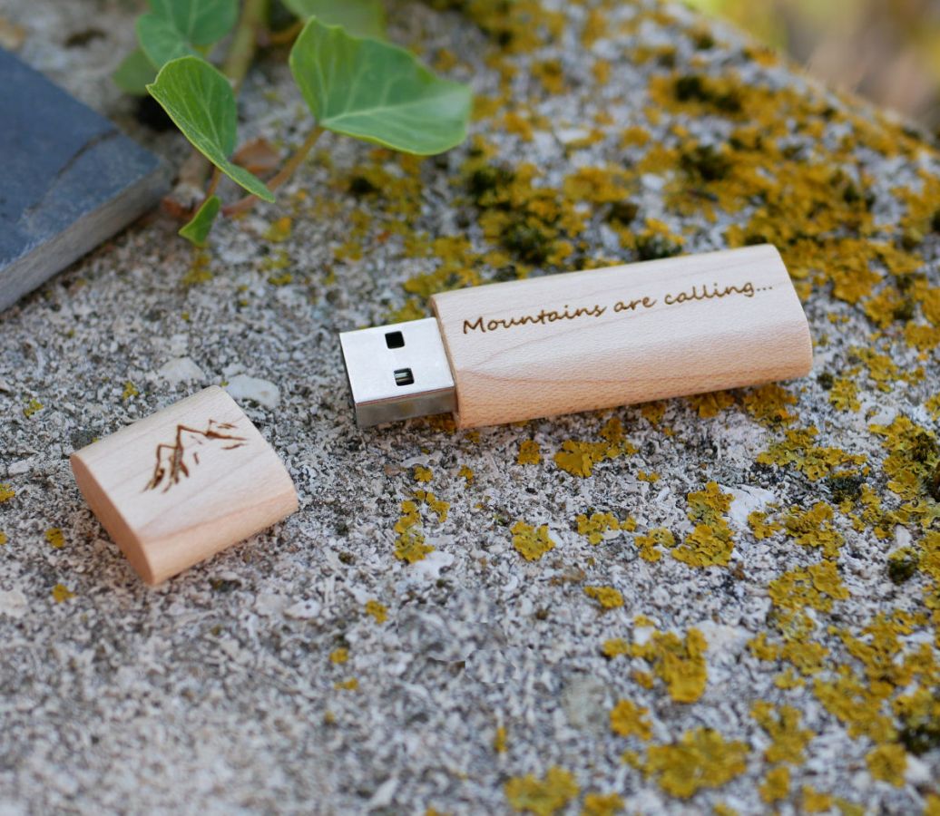 Petite clé USB en bois brut gravée à personnaliser