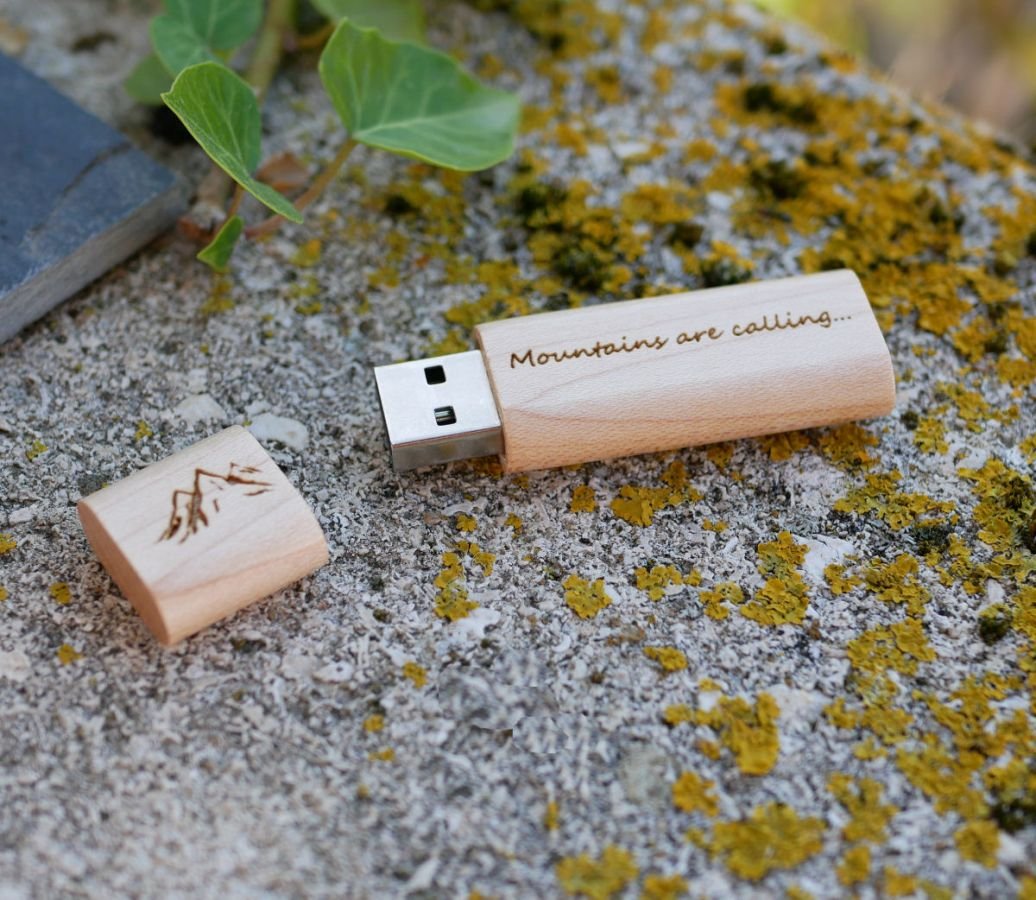 Petite clé USB en bois brut gravée à personnaliser